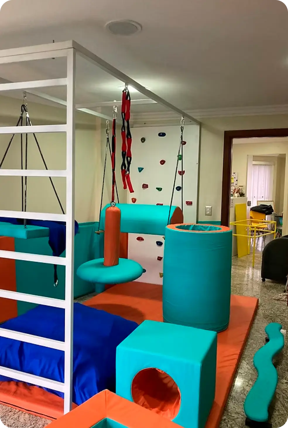 Espaço terapêutico da Mundo Diverso ABA com equipamentos de estimulação